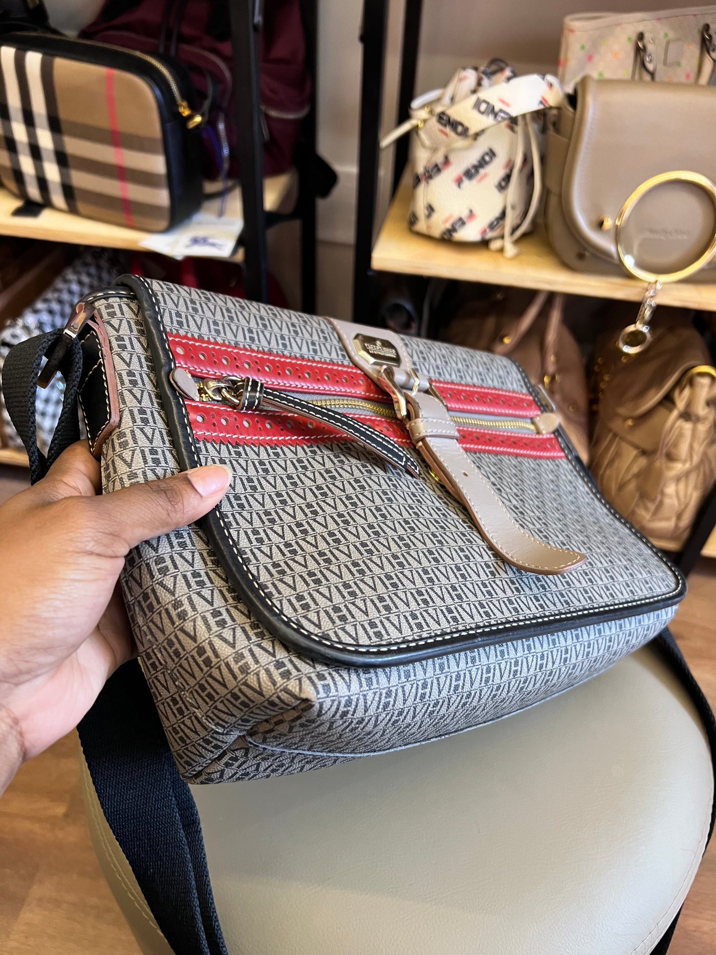 Victor Hugo Messenger Monograma