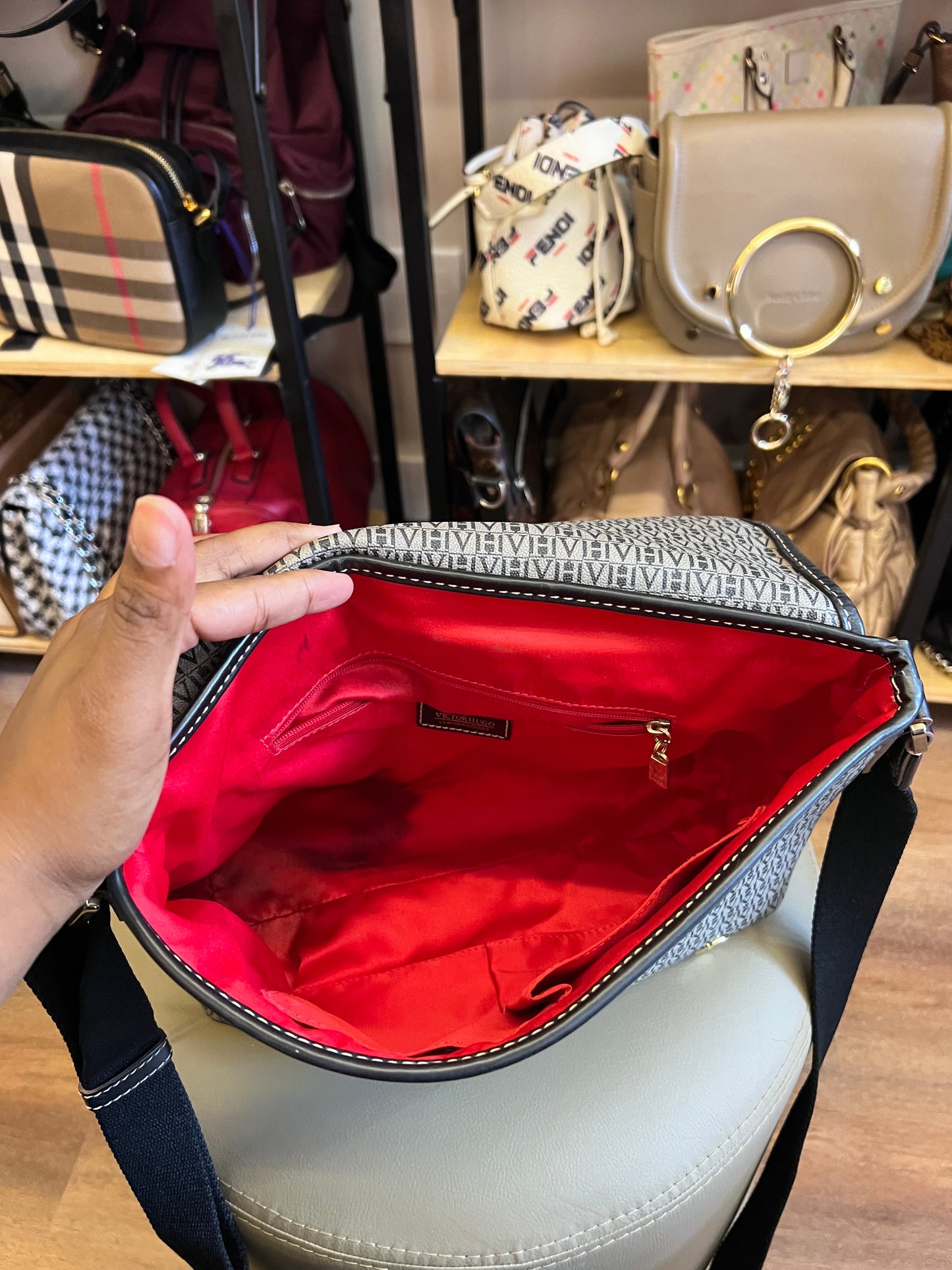 Victor Hugo Messenger Monograma