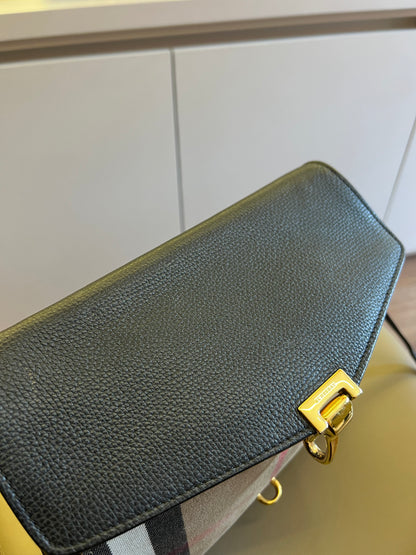 Burberry Macken Check Preta