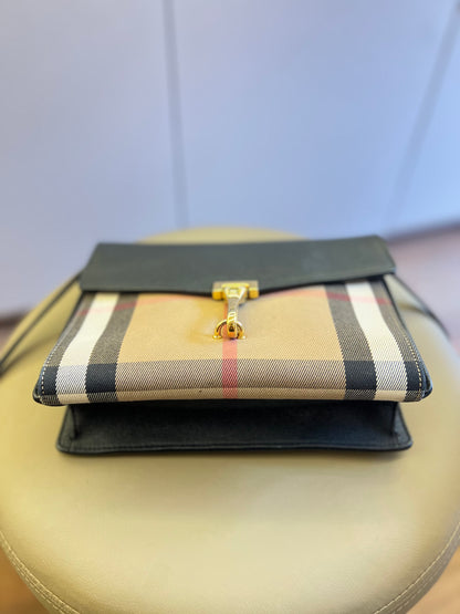 Burberry Macken Check Preta