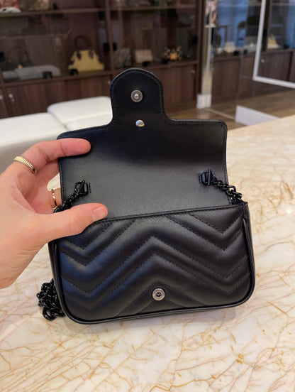 Gucci Mini Marmont em Couro Preto