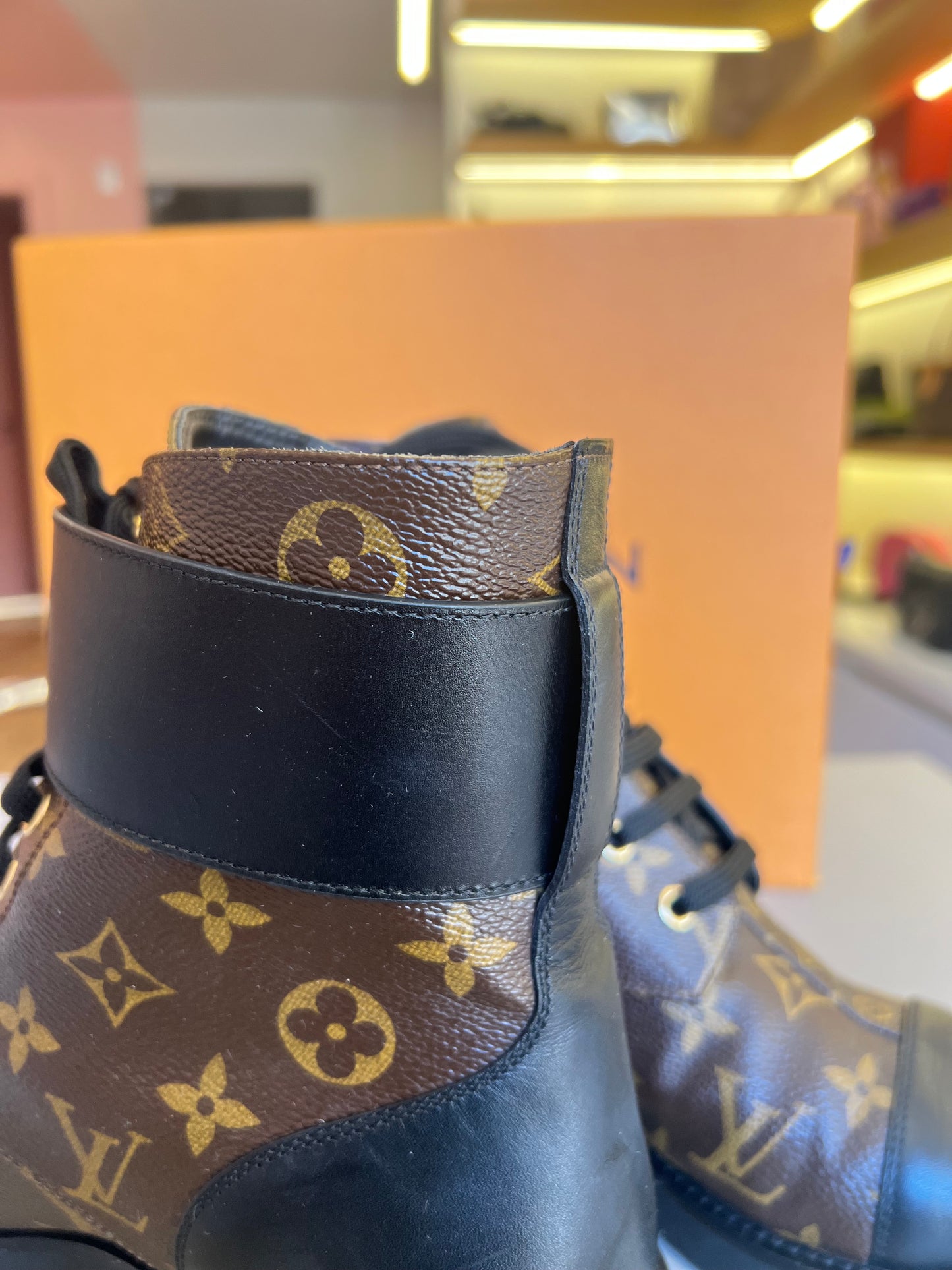 Bota Louis Vuitton Wonderland Boots Monograma