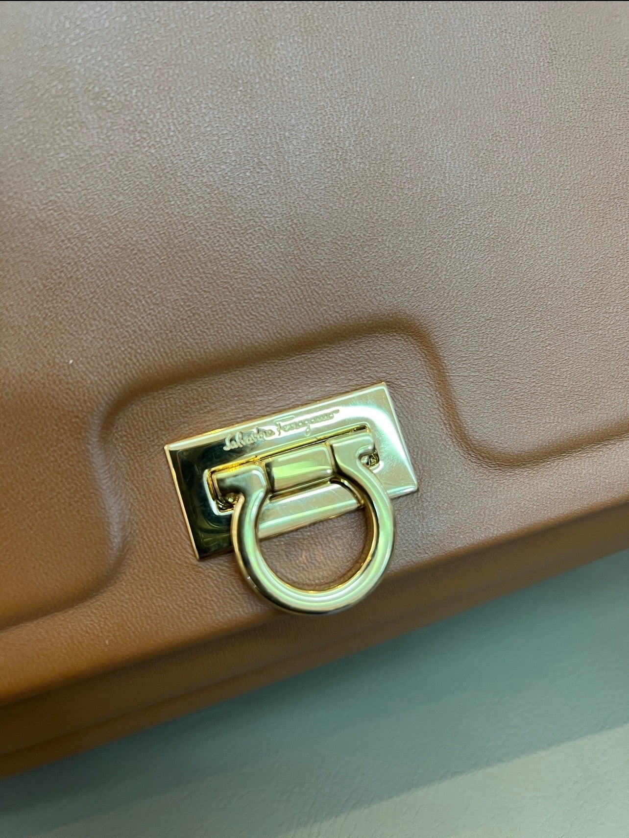 Ferragamo Trifolio Marrom
