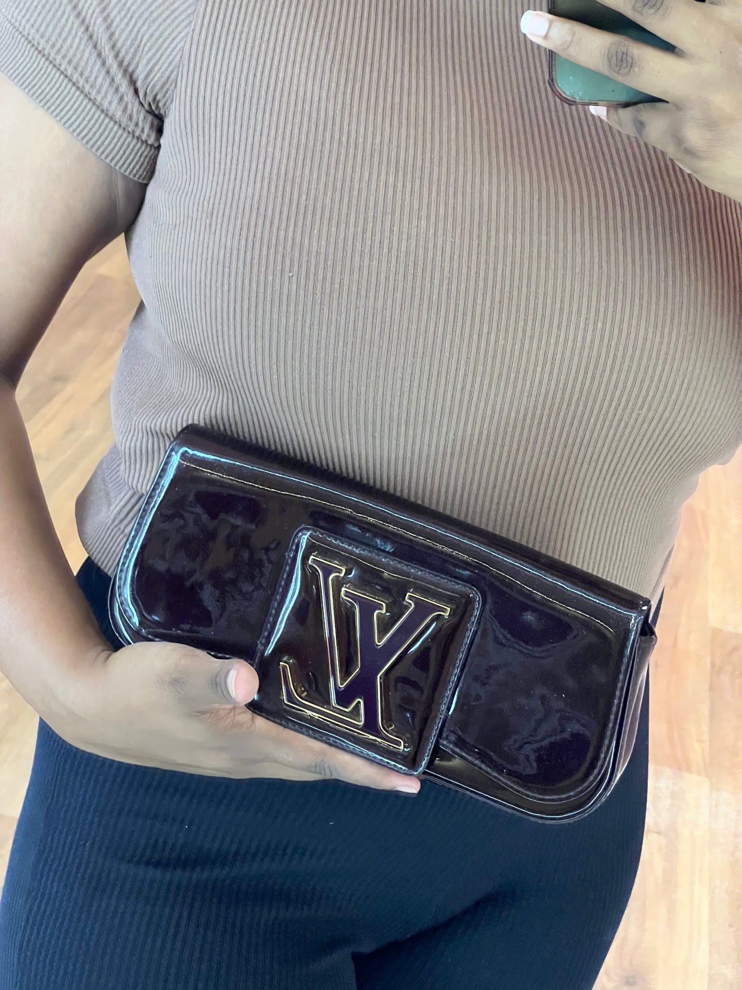 Clutch Louis Vuitton Logo Verniz