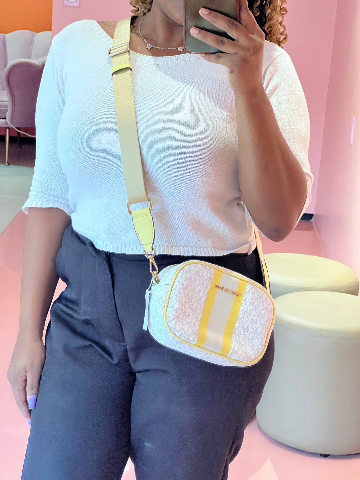 Michael Kors  Camera bag Monograma com amarelo