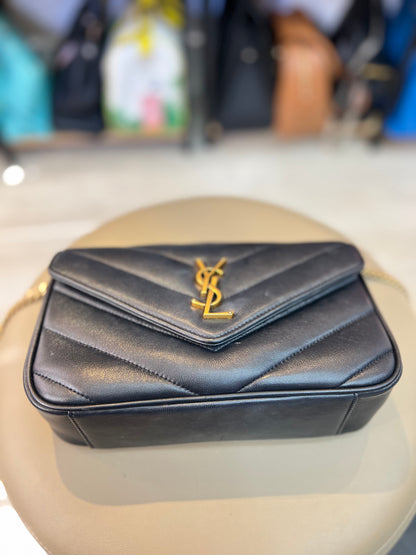 Saint Laurent Loulou Pequena preta
