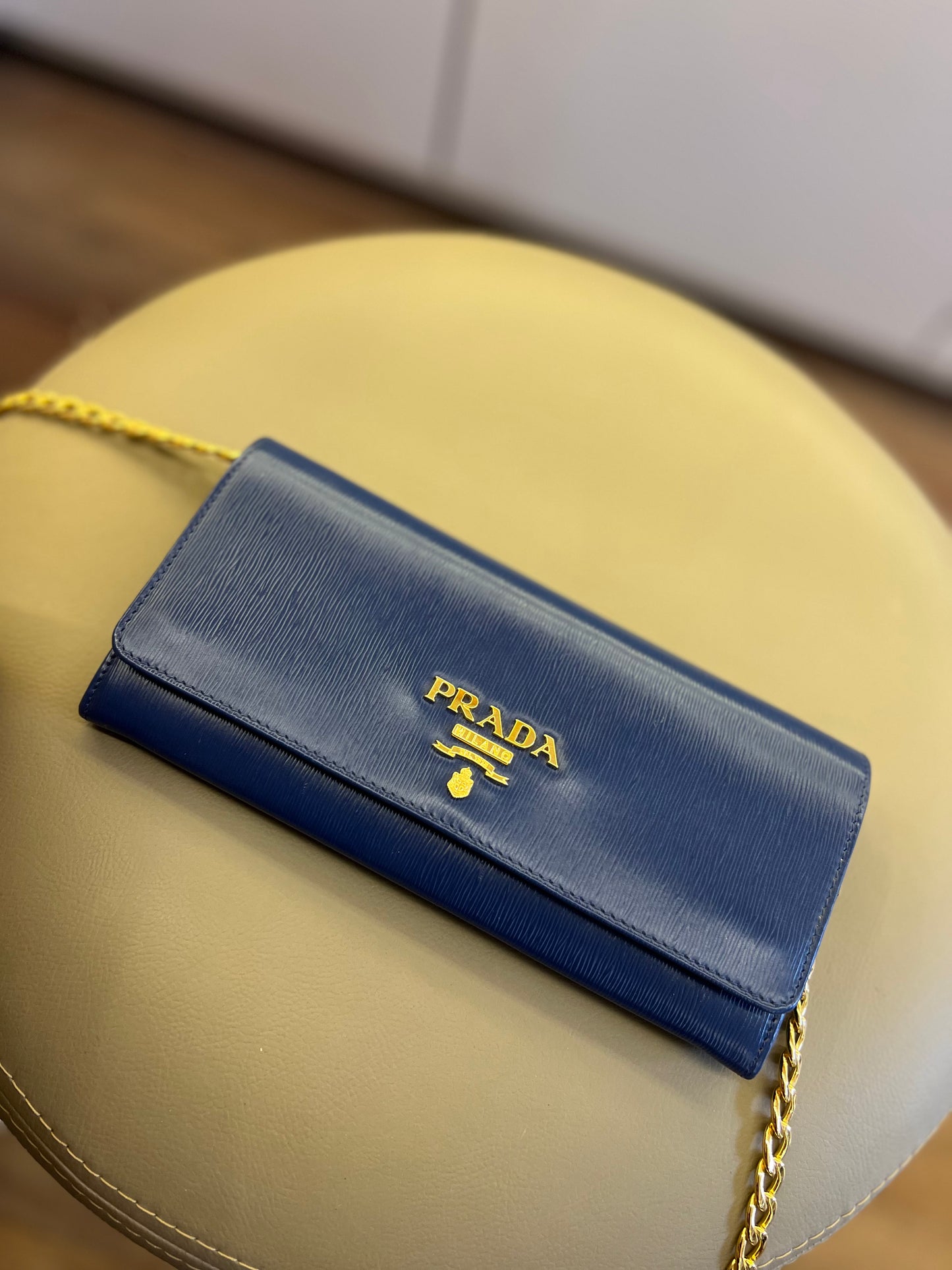 Prada Wallet on Chain Azul