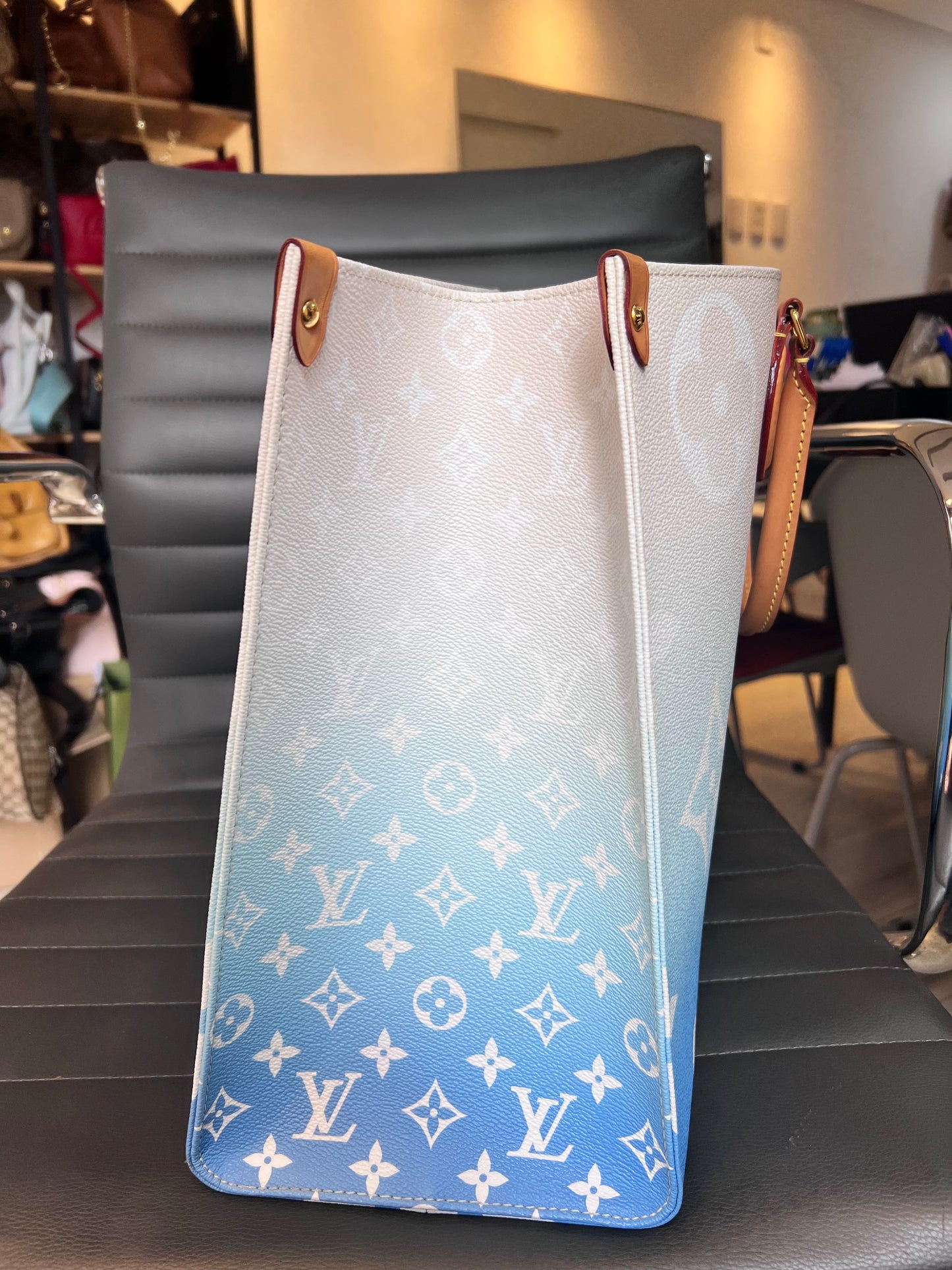 Louis Vuitton On the go By the Pool GM