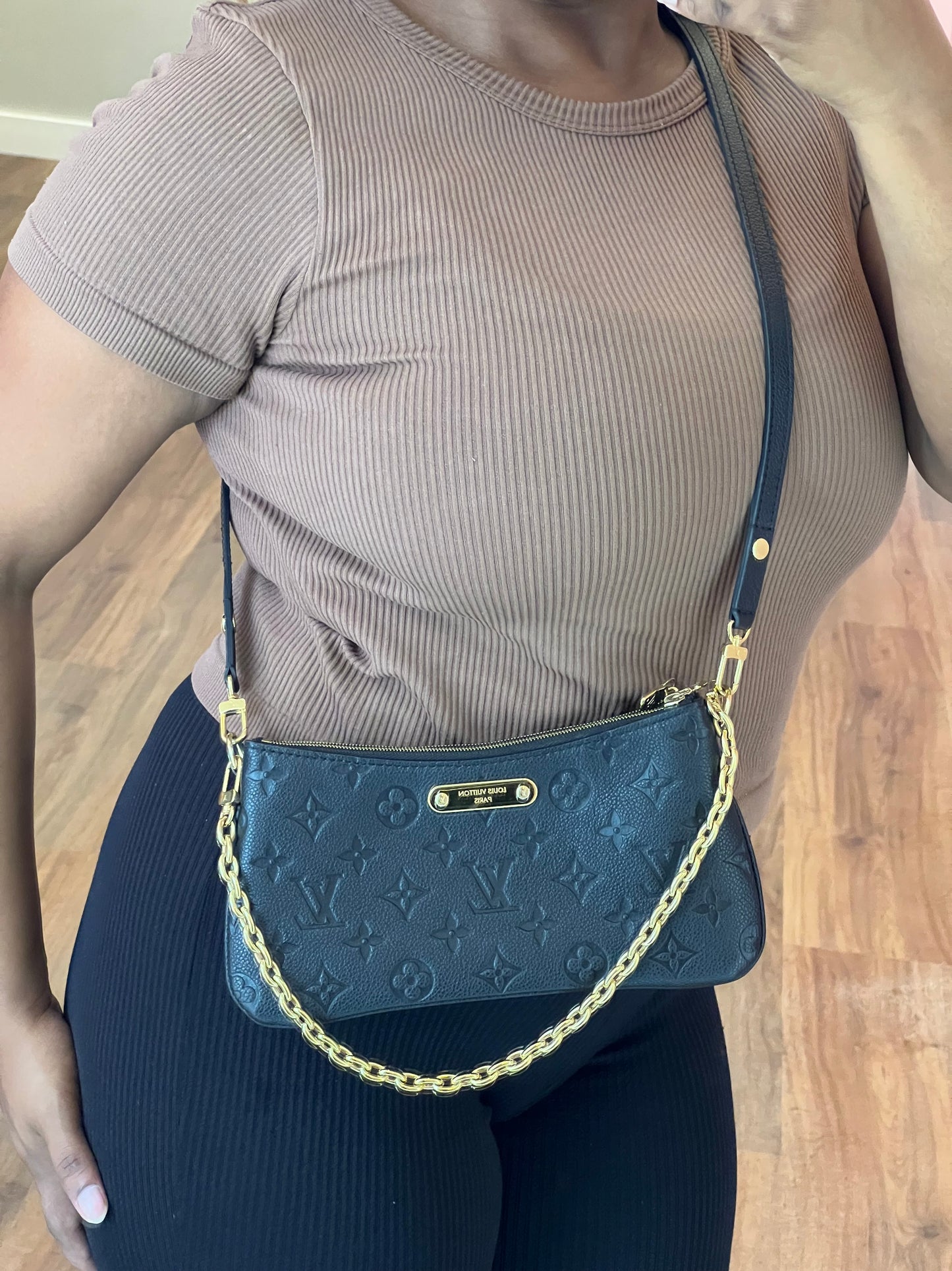 Louis Vuitton Pochette Liv Couro