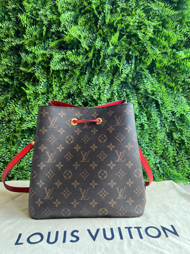 Louis Vuitton Neo Noé Monograma com Vermelho