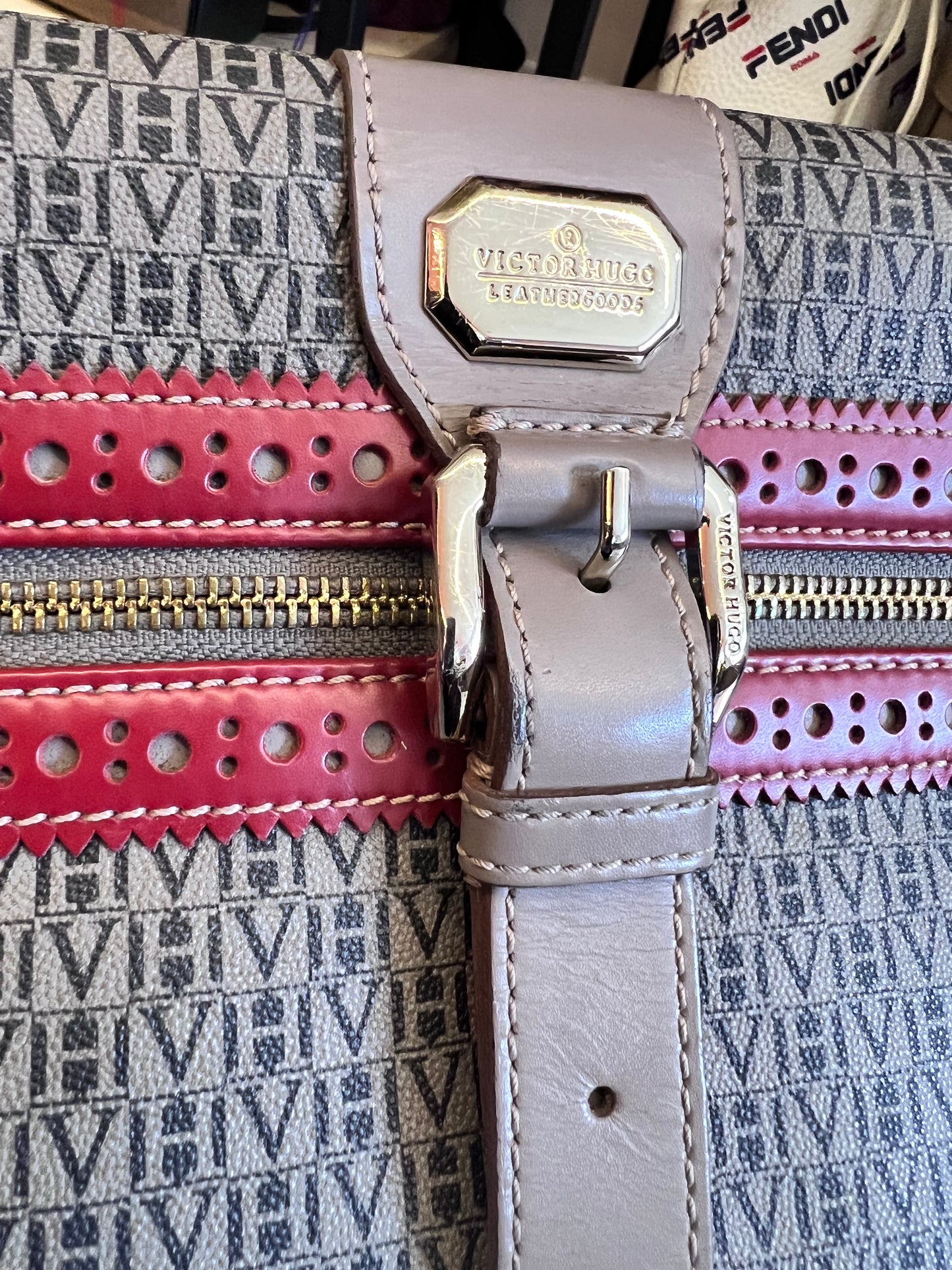 Victor Hugo Messenger Monograma