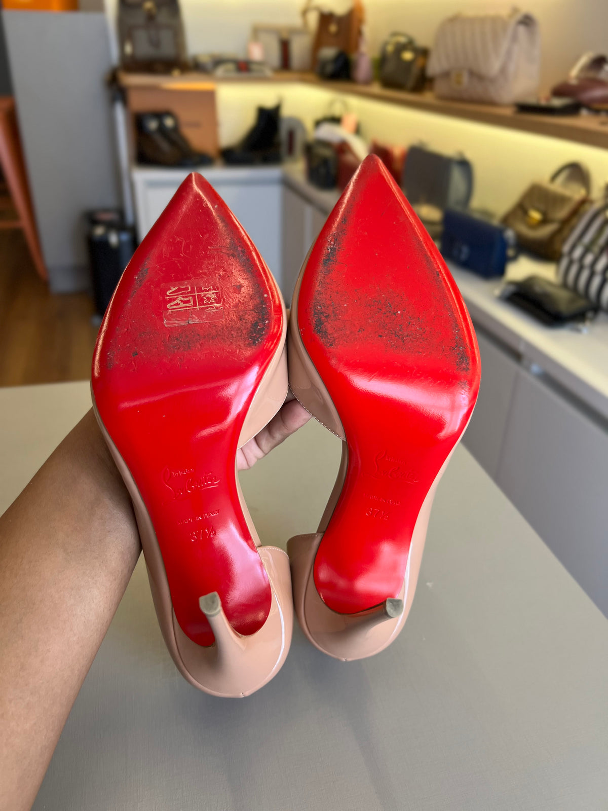 Scarpin Louboutin Nude Verniz