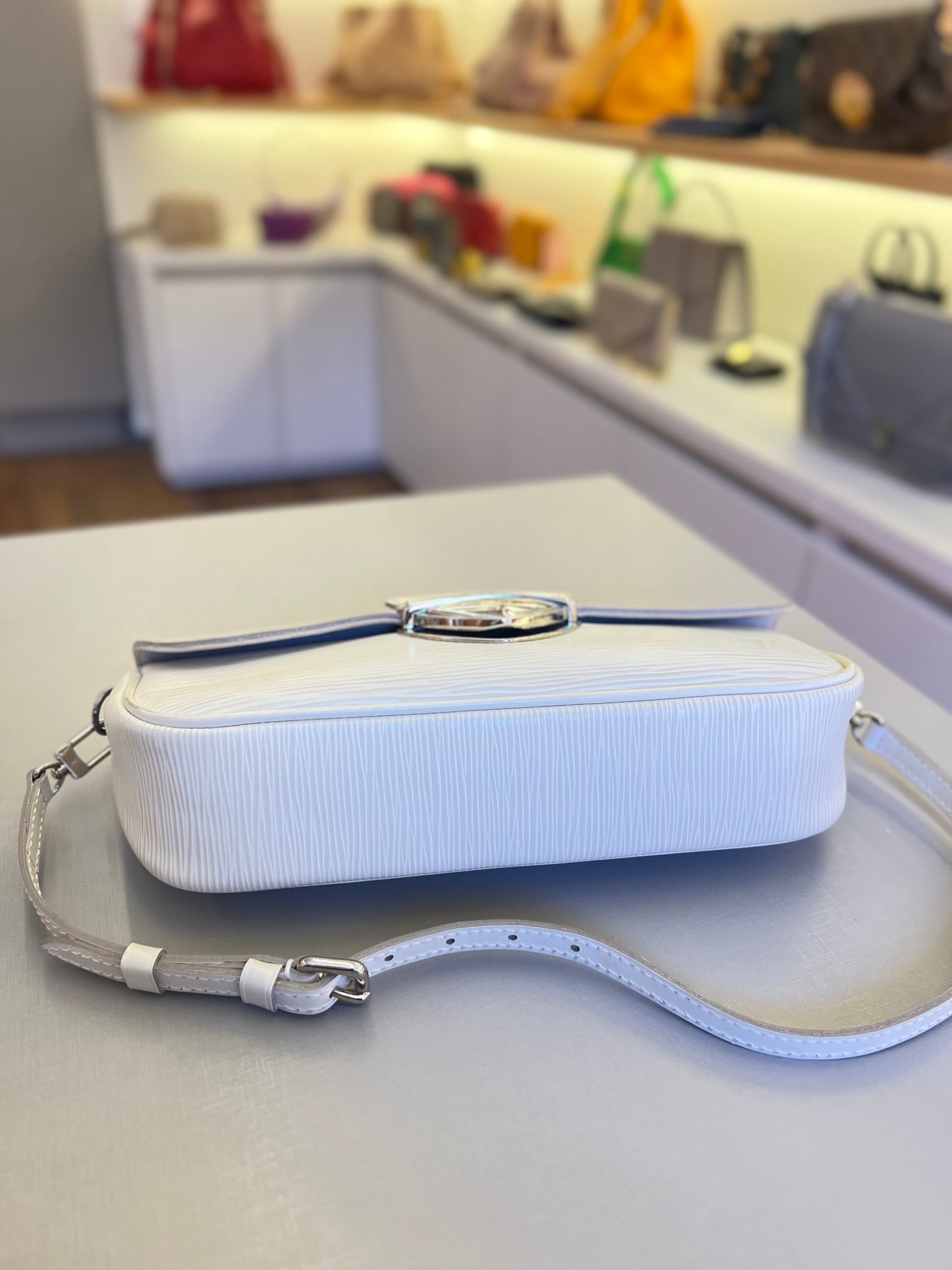 Louis Vuitton Pochette Montaigne Couro EPI