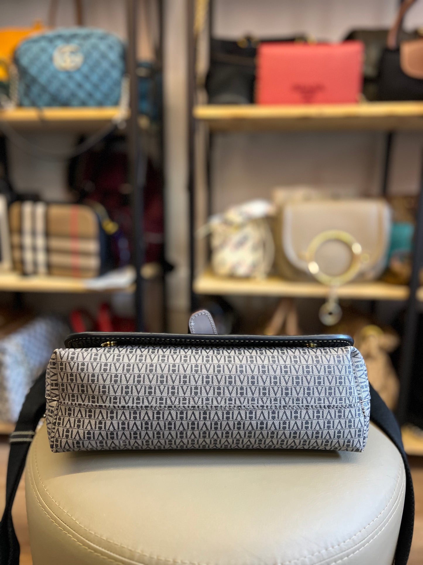 Victor Hugo Messenger Monograma