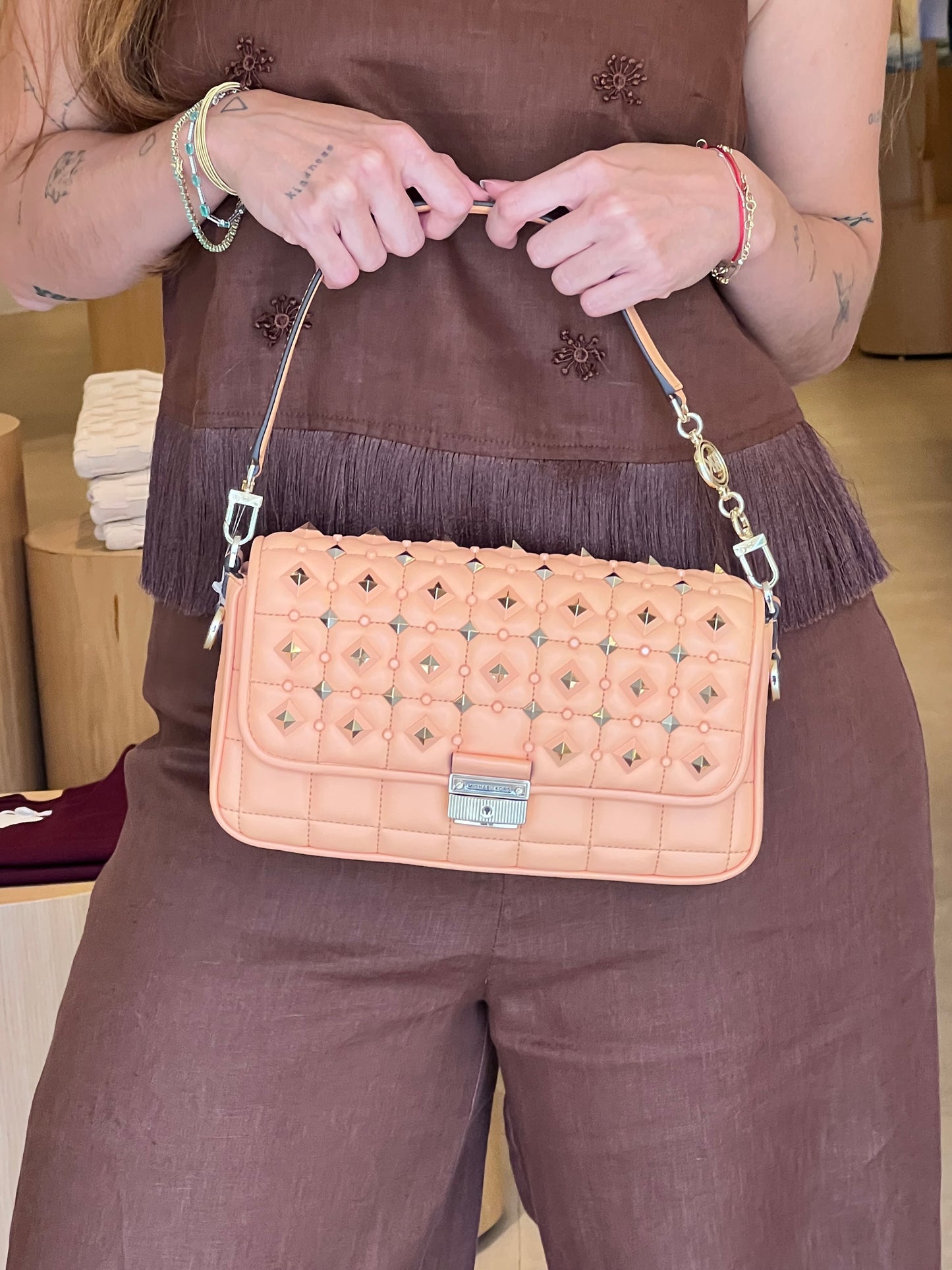 Michael Kors Baguette Spikes Salmão