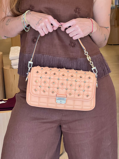 Michael Kors Baguette Spikes Salmão