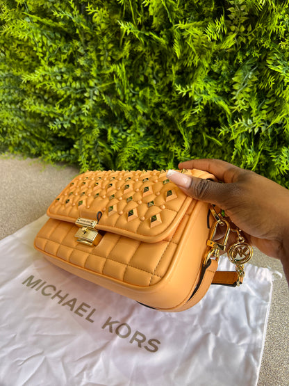 Michael Kors Baguette Spikes Salmão