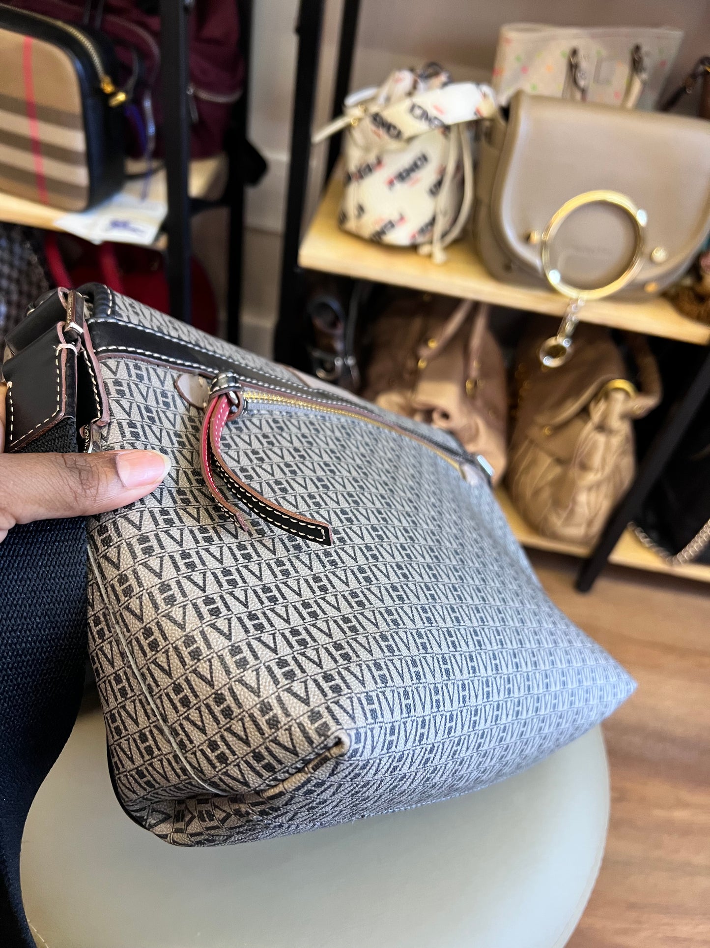 Victor Hugo Messenger Monograma