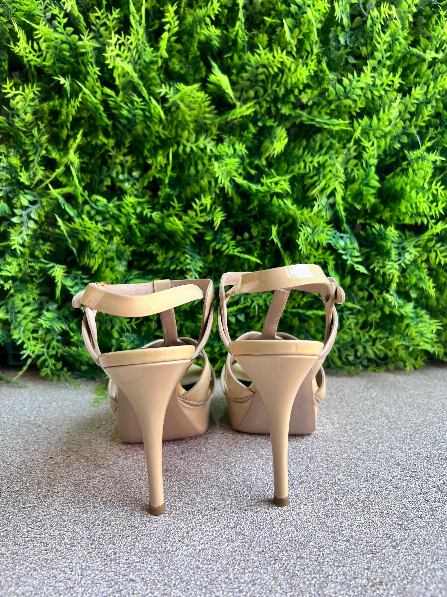 Salto Saint Laurent Nude