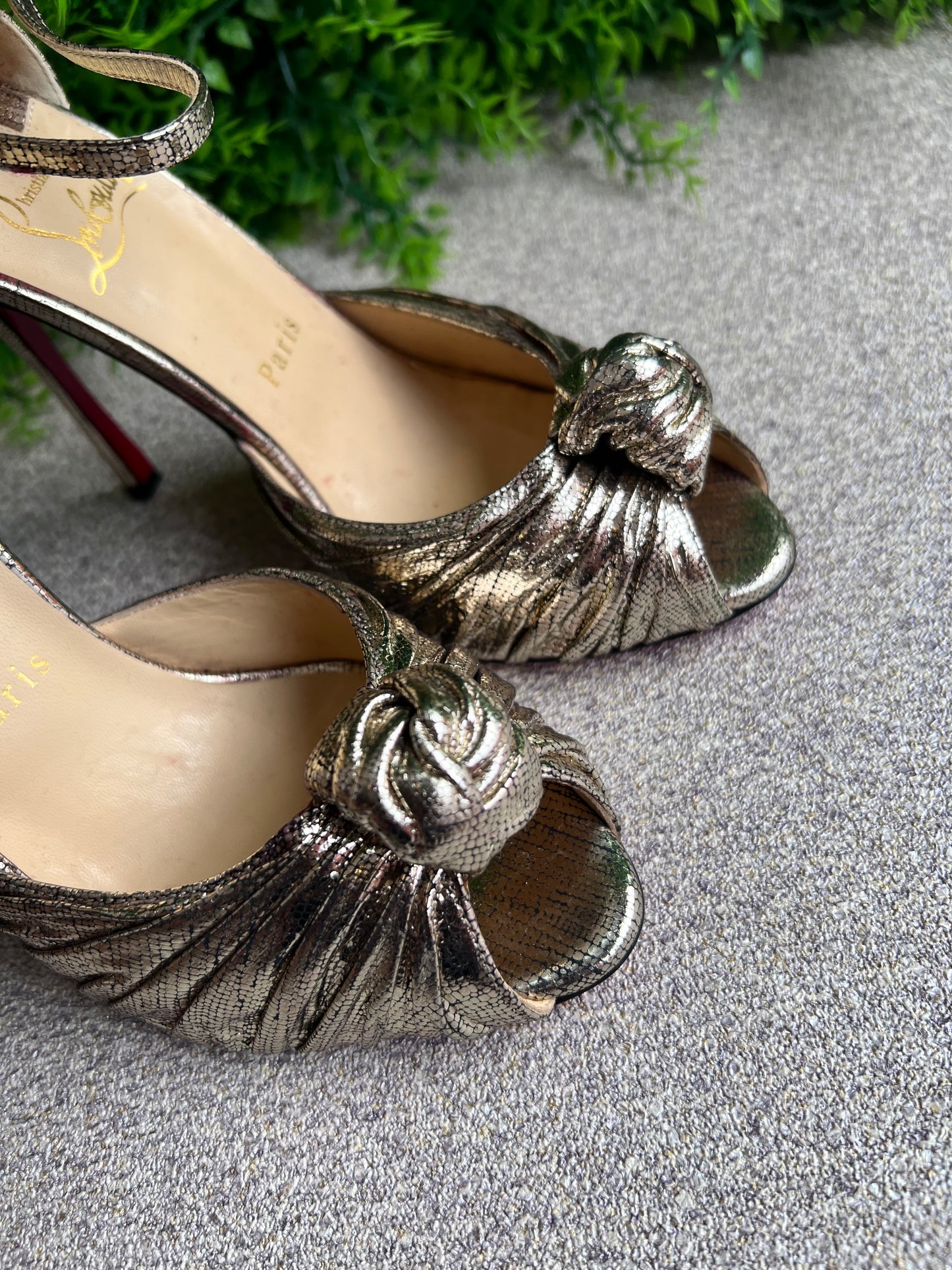 Salto Louboutin Dourado