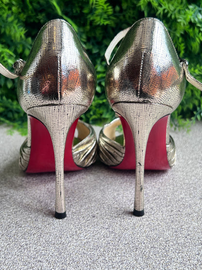 Salto Louboutin Dourado