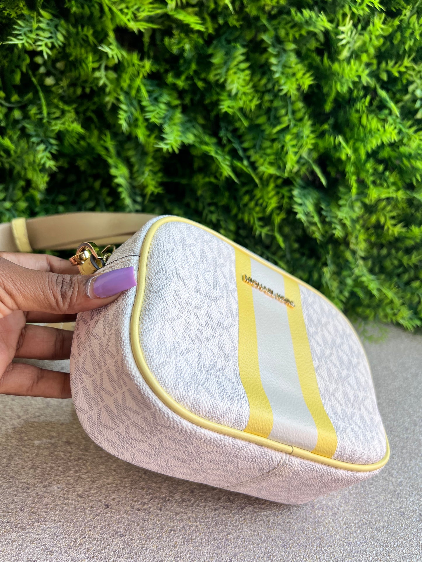 Michael Kors  Camera bag Monograma com amarelo