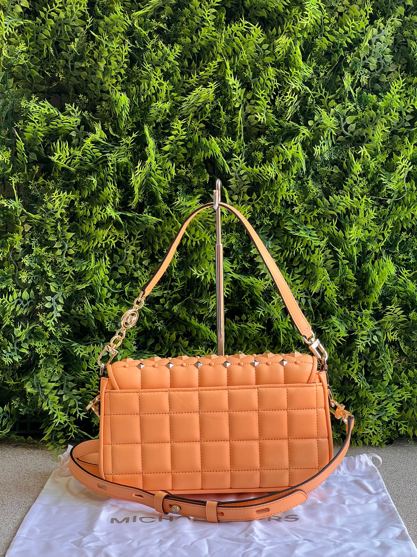 Michael Kors Baguette Spikes Salmão