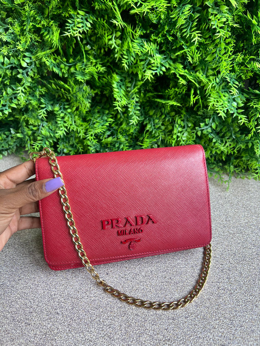 Prada Monograma Chain Vermelha