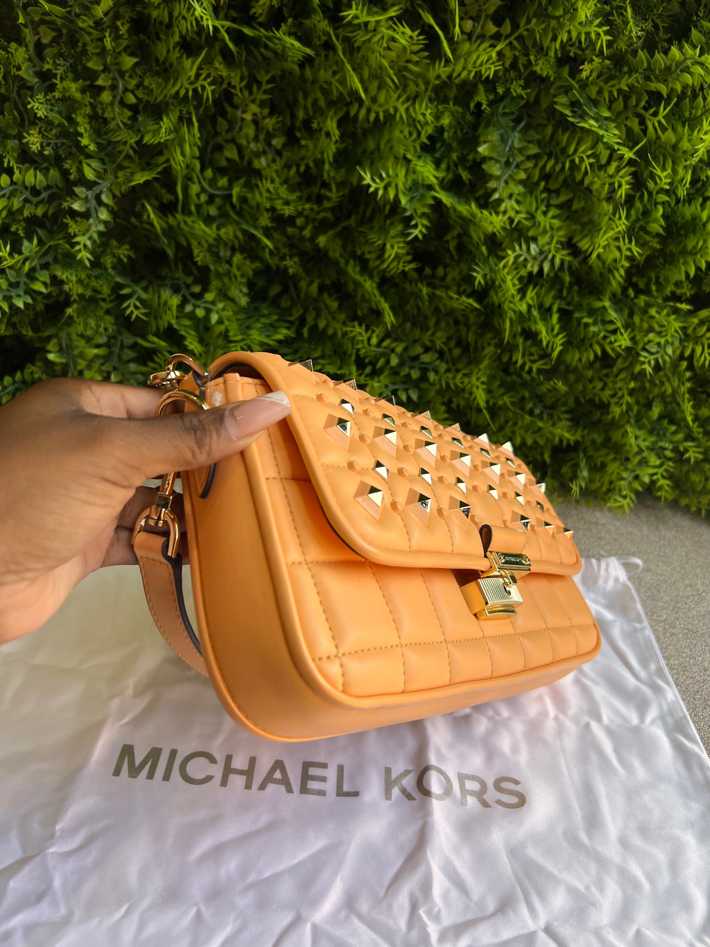 Michael Kors Baguette Spikes Salmão