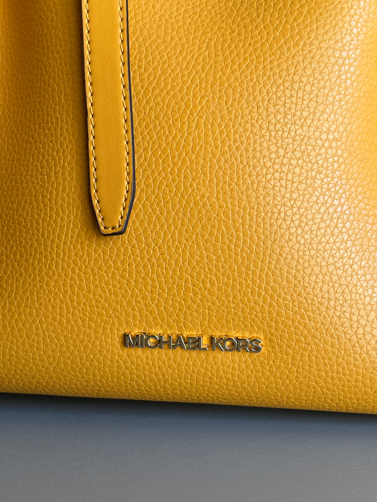 Michael Kors Emilia Pebbled Large Mostarda