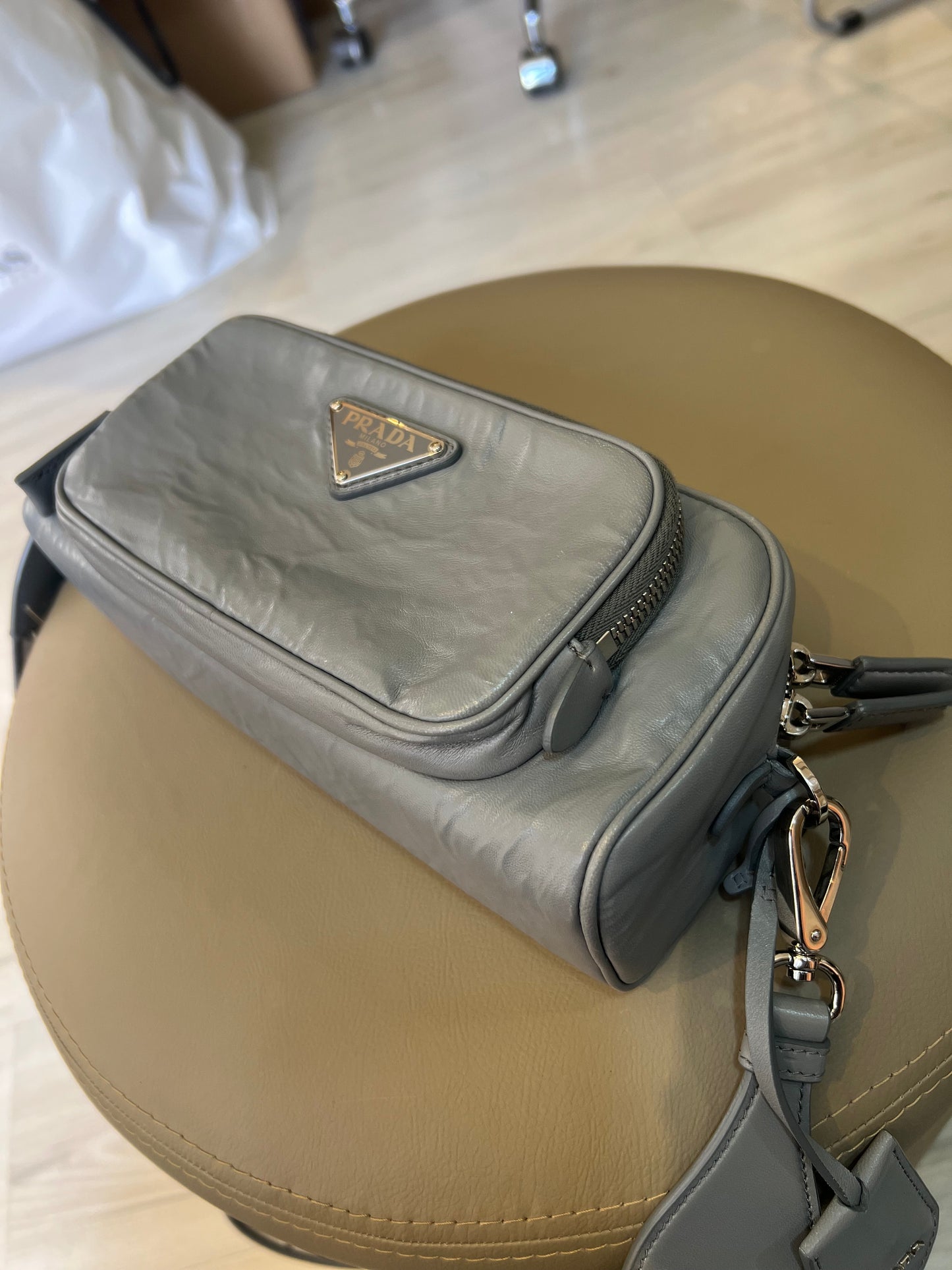 Prada Câmera Bag Verniz Cinza