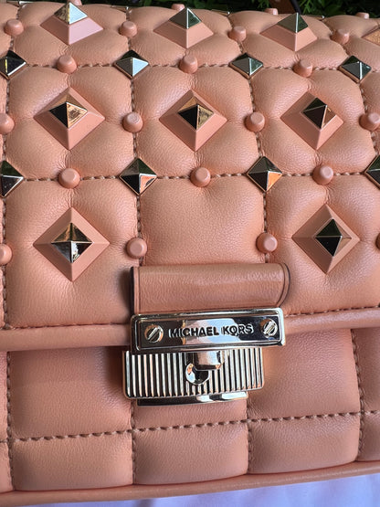 Michael Kors Baguette Spikes Salmão
