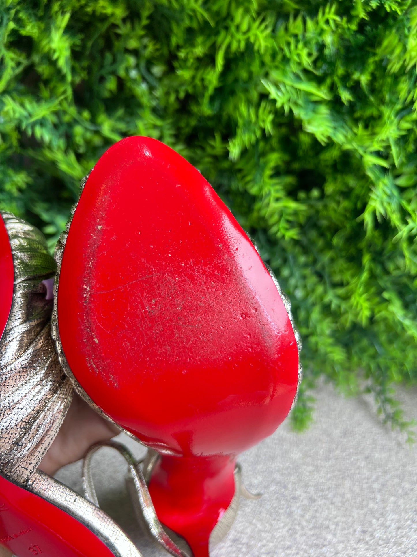 Salto Louboutin Dourado