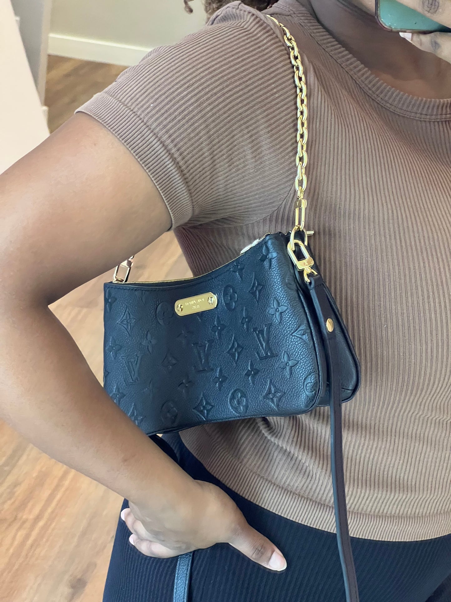 Louis Vuitton Pochette Liv Couro