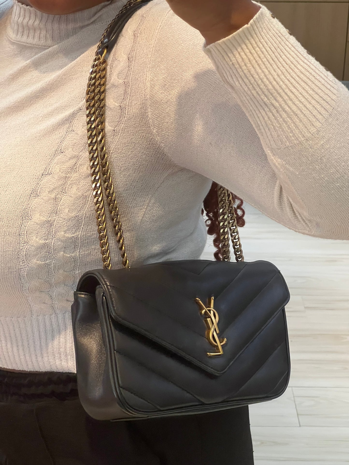 Saint Laurent Loulou Pequena preta