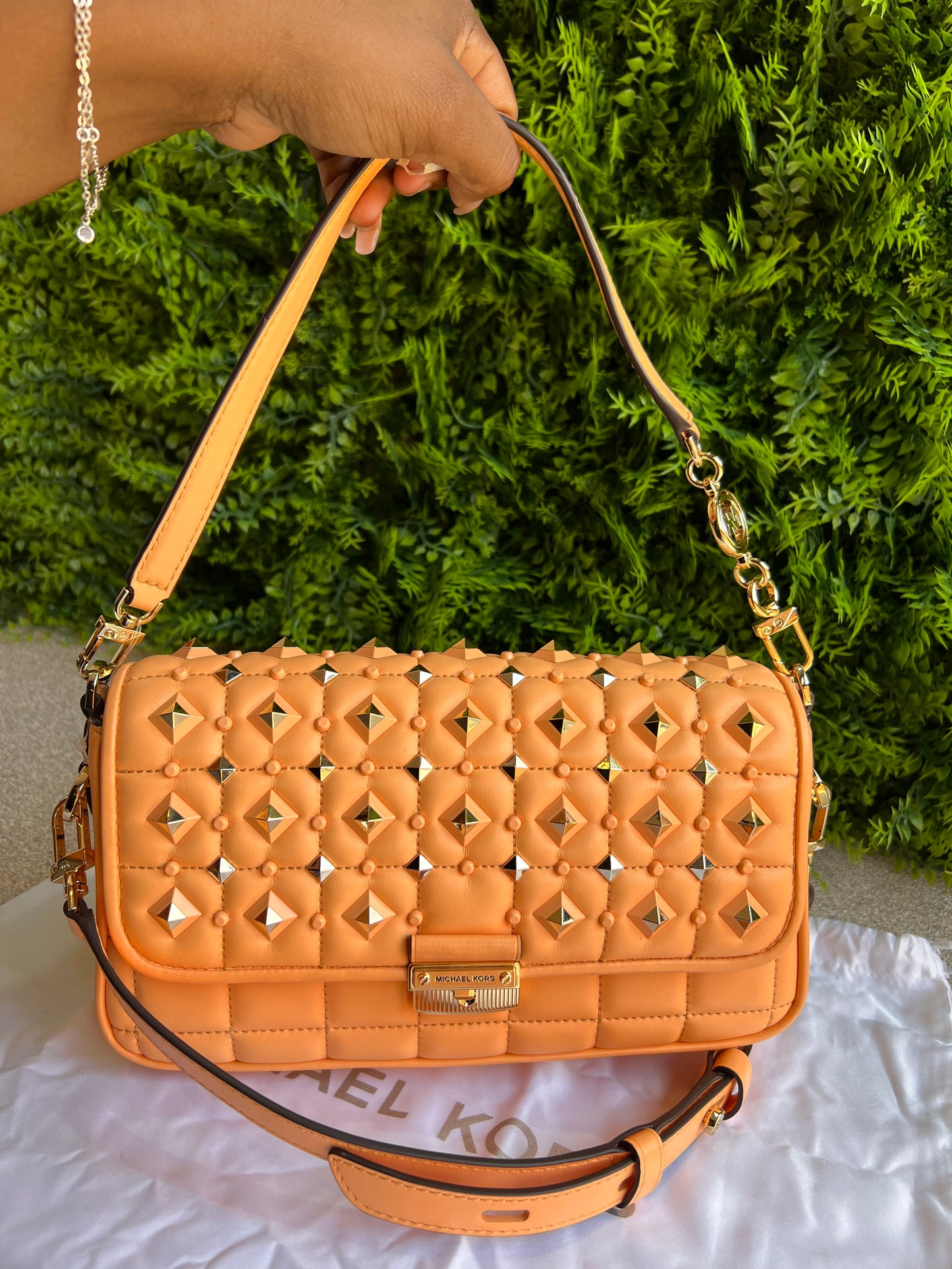 Michael Kors Baguette Spikes Salmão