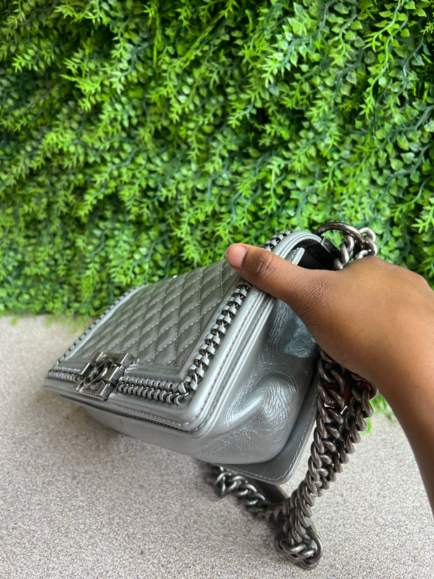 Chanel Boy Metallic Prateada