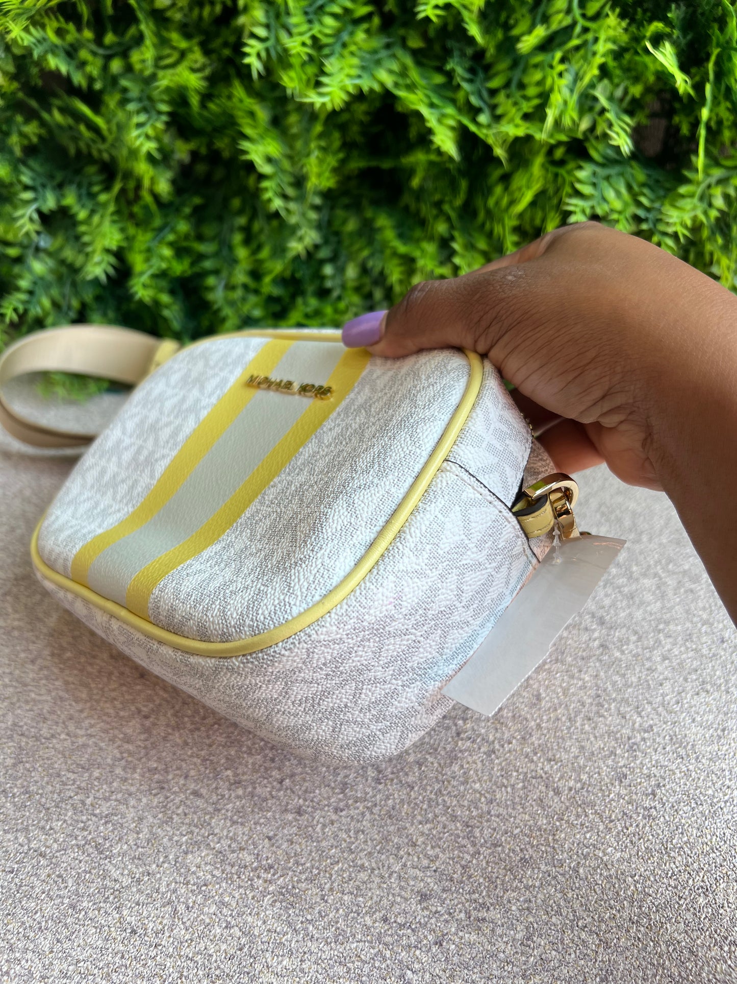 Michael Kors  Camera bag Monograma com amarelo