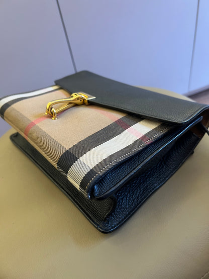 Burberry Macken Check Preta