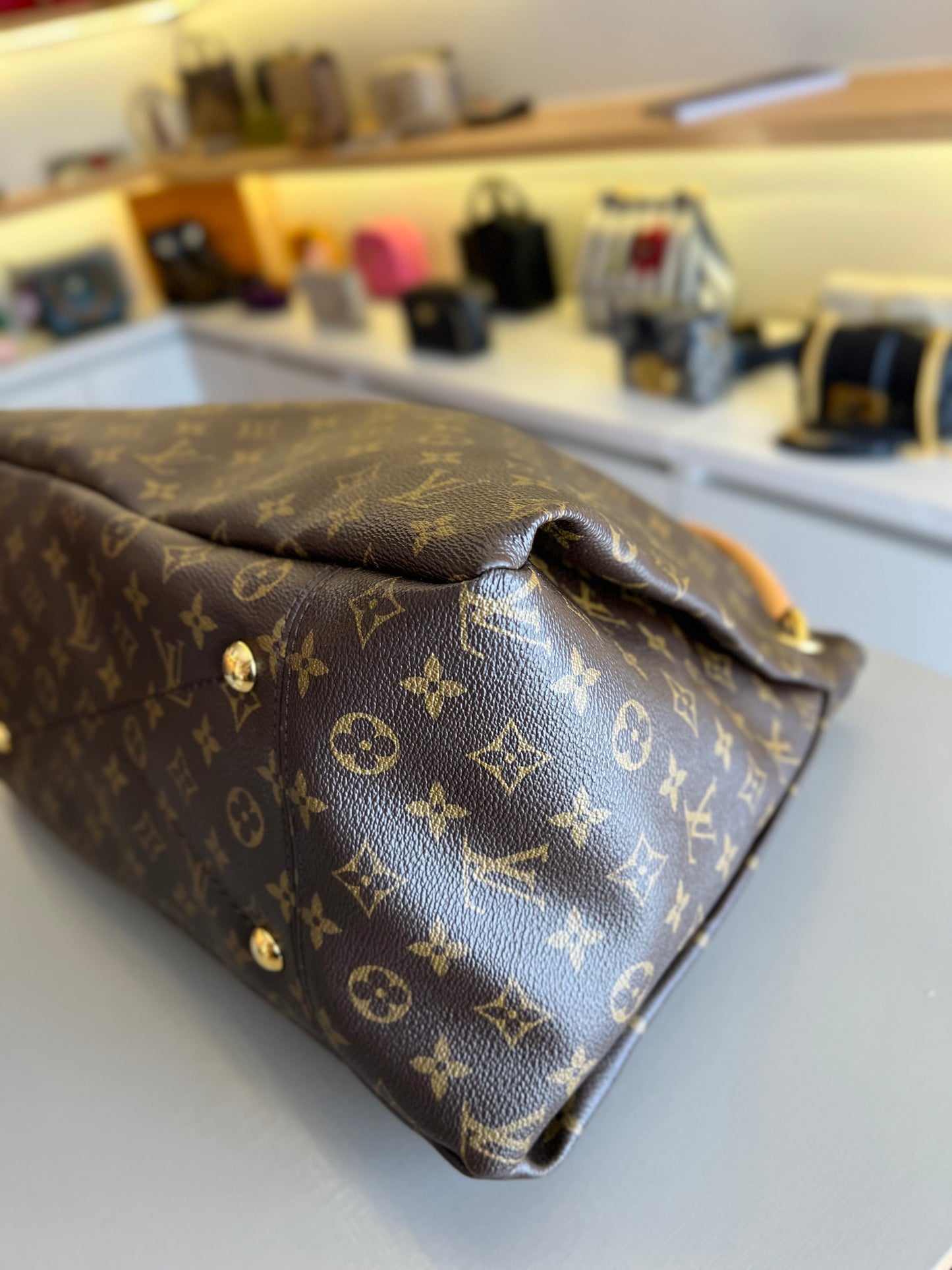 Louis Vuitton Artsy Monograma MM