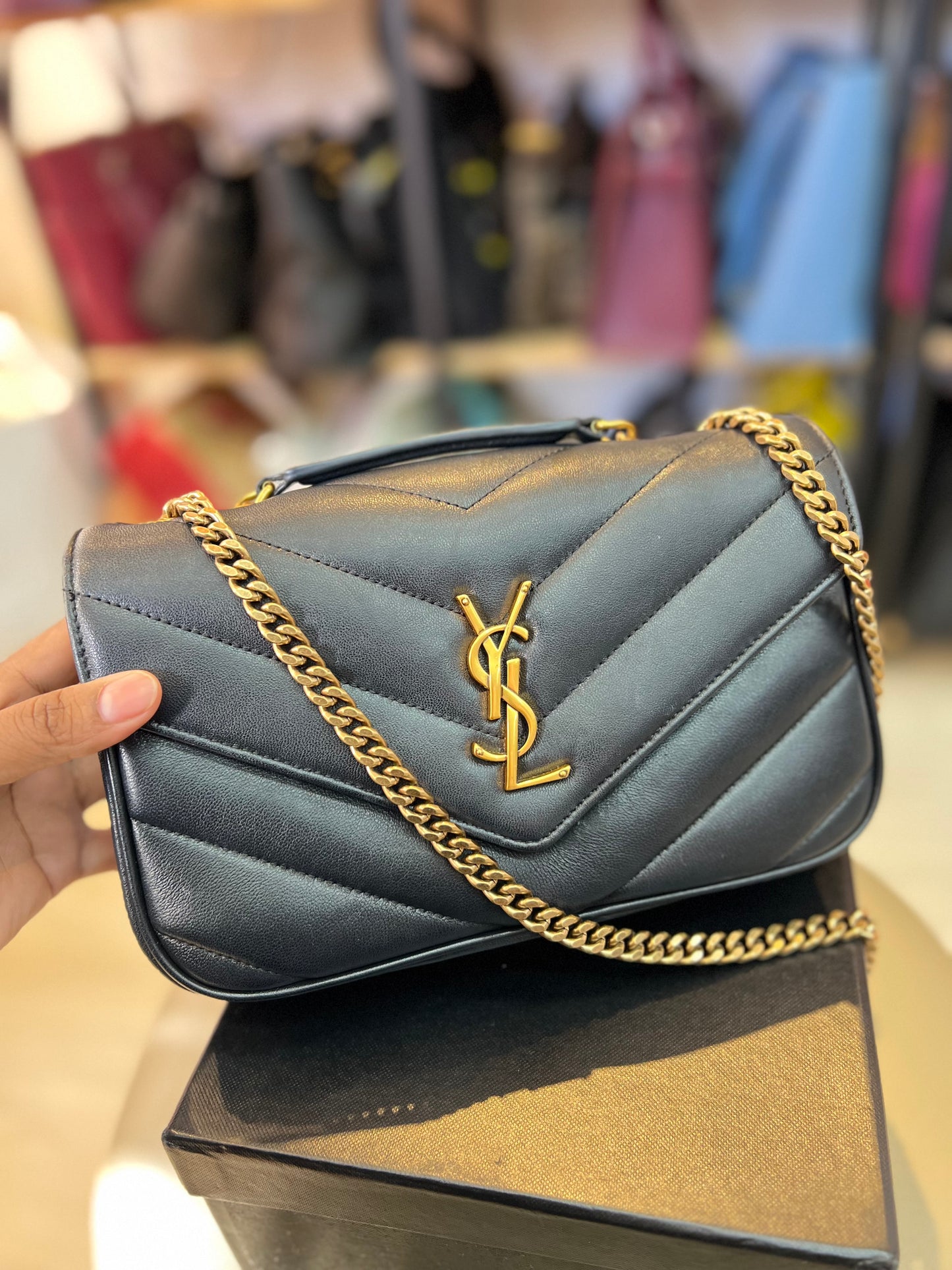 Saint Laurent Loulou Pequena preta