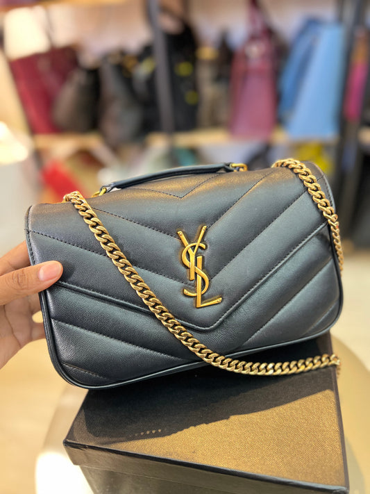 Saint Laurent Loulou Pequena preta