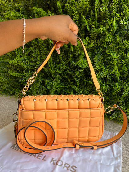 Michael Kors Baguette Spikes Salmão