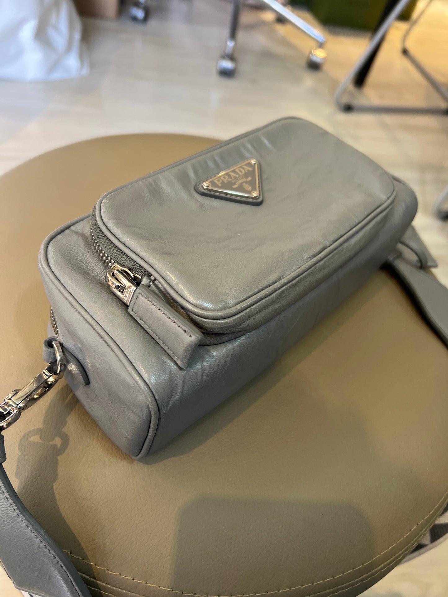 Prada Câmera Bag Verniz Cinza