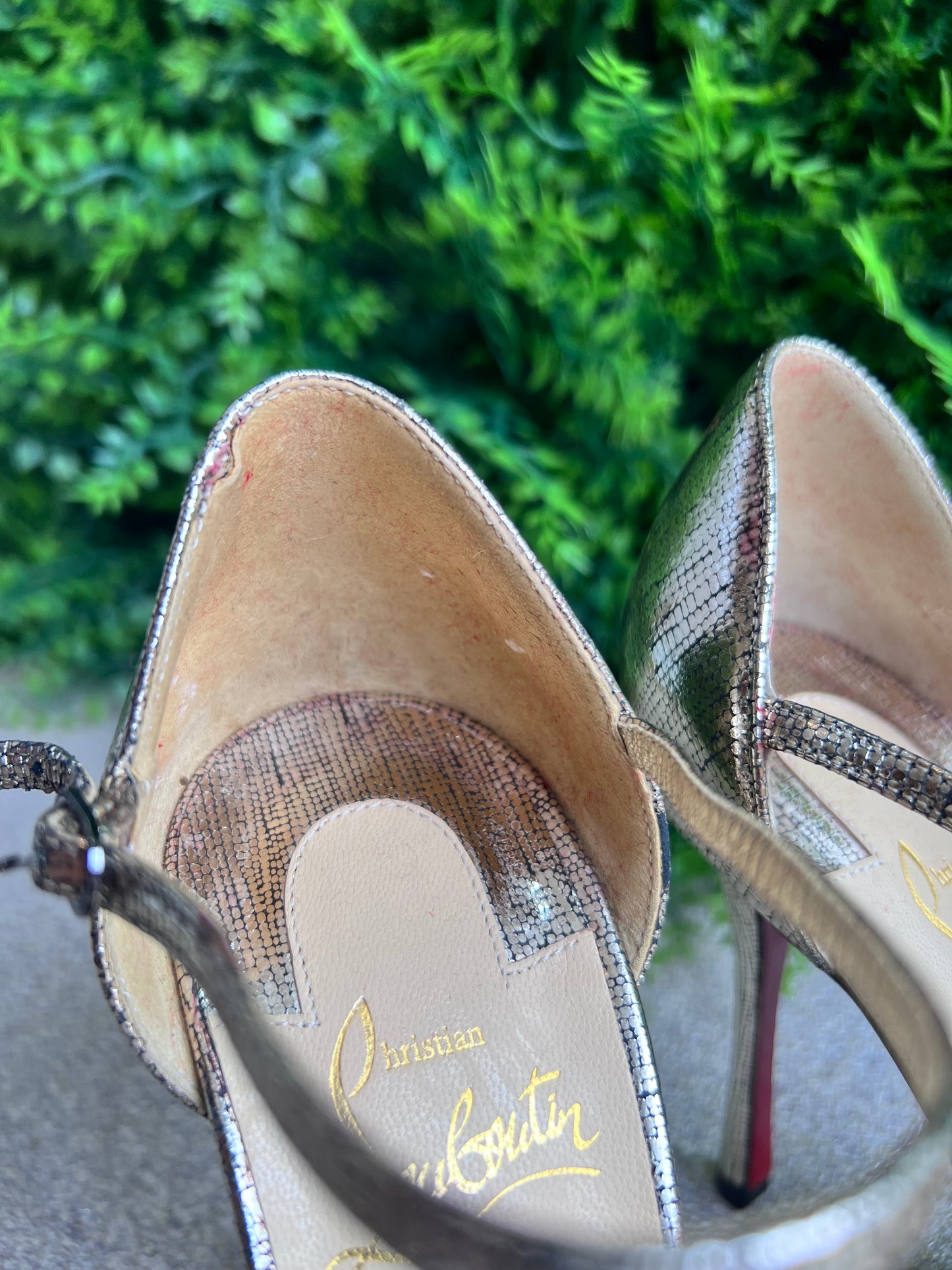 Salto Louboutin Dourado