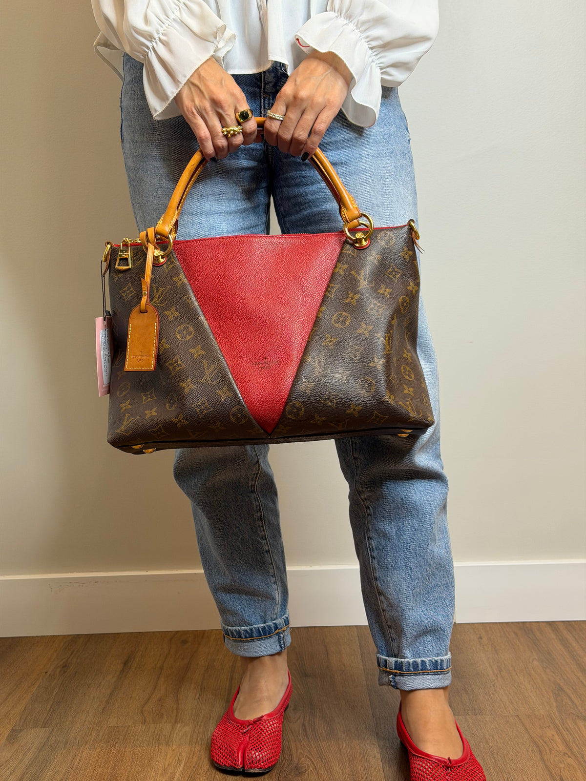 Louis Vuitton V Tote Monograma