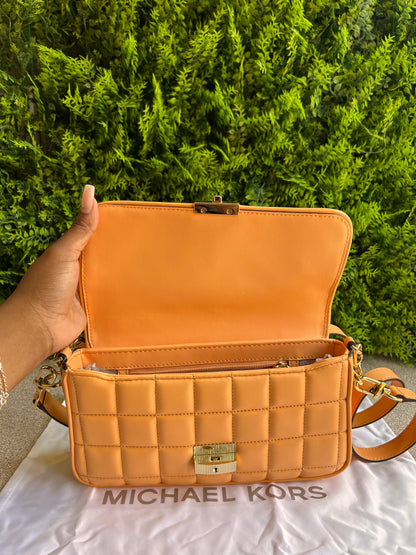 Michael Kors Baguette Spikes Salmão