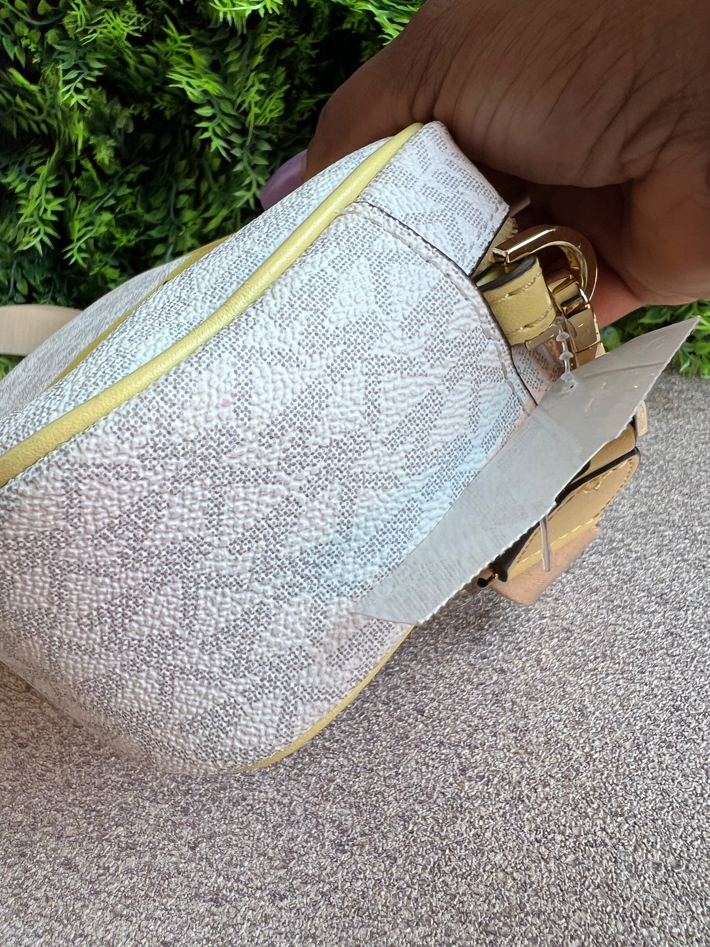 Michael Kors  Camera bag Monograma com amarelo