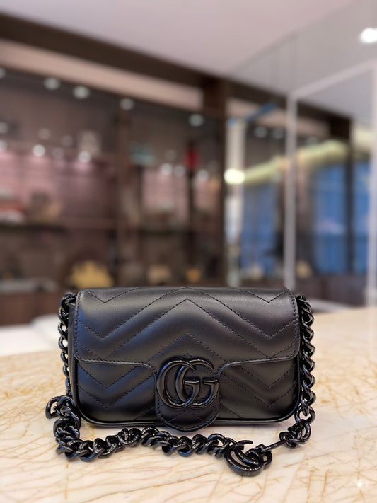 Gucci GG Marmont Matelassê em Couro Preto