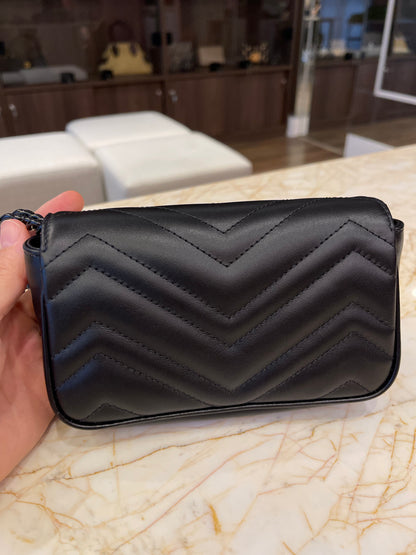 Gucci GG Marmont Matelassê em Couro Preto
